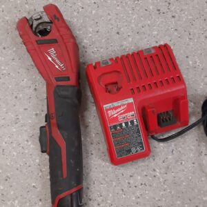 26-008 Milwaukee pipe cutter with charger