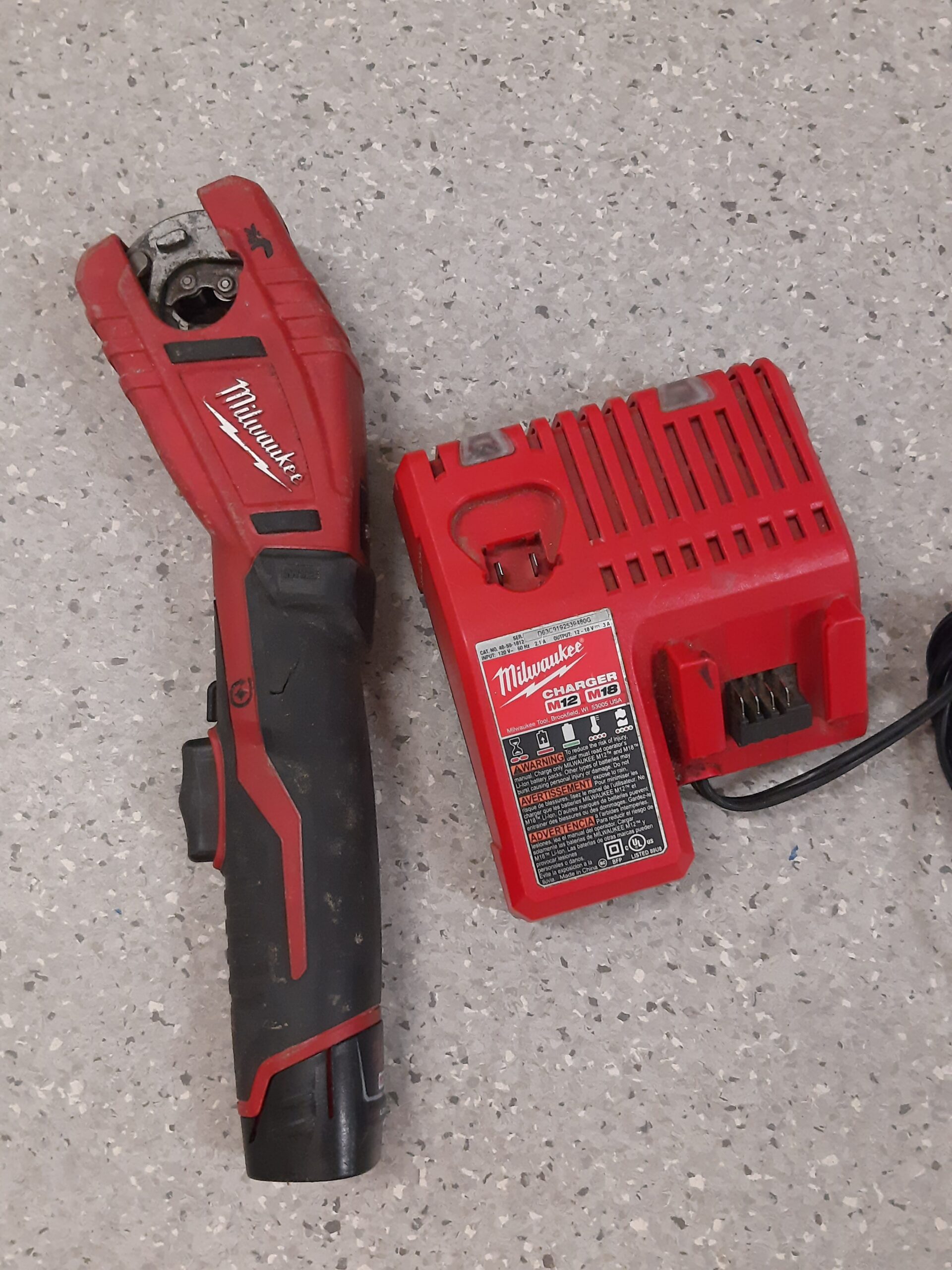 26-008 Milwaukee pipe cutter with charger