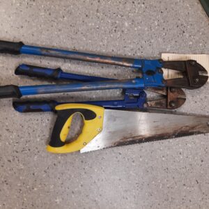 26-100-Bolt cutters and saw